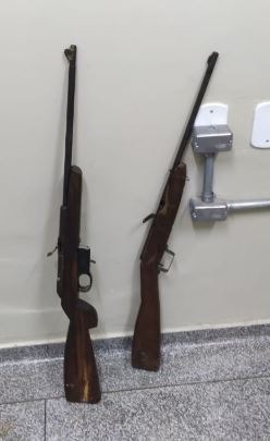 Caçadores são surpreendidos pela PMA e tem rifles apreendidos Os donos das armas conseguiram fugir. Divulgação