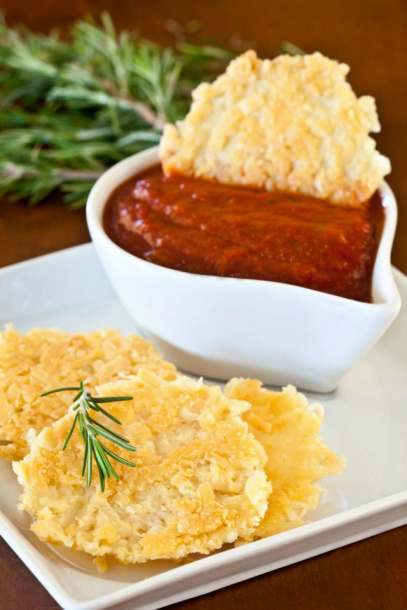 Entradinha de Parmesão com molho de tomate e ervas Entradinha de Parmesão com molho de tomate e ervas
