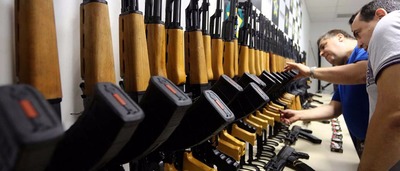 PF prende nove por tráfico de 60 fuzis no Rio e em São Paulo PF prende nove por tráfico de 60 fuzis no Rio e em São Paulo