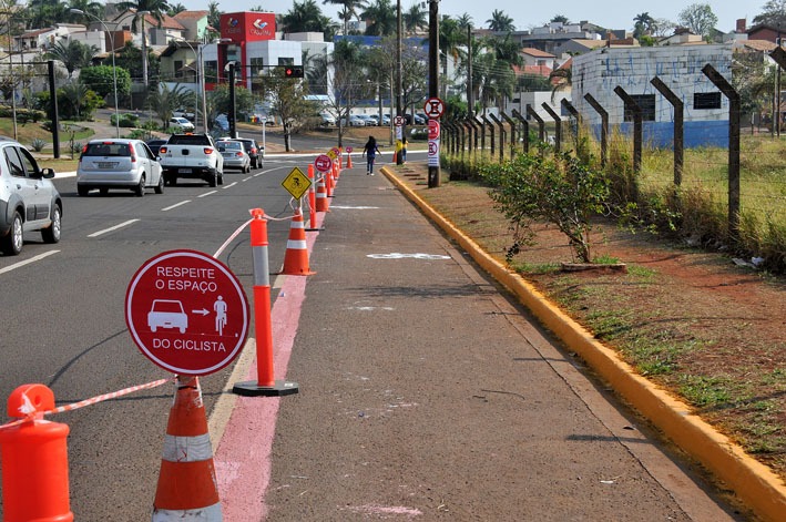 Estrutura provisória irá sinalizar fase de testes para implantação de ciclofaixa. Valdenir Rezende/Correio do Estado