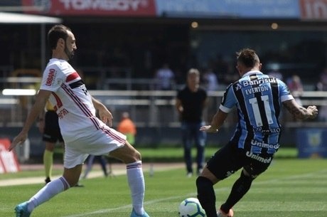 Juanfran disputa bola com Everton Cebolinha
Talita Gouvea/Agência Estado