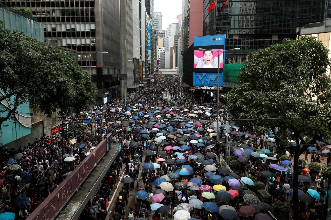 Manifestantes desafiam proibição e ocupam centro de Hong Kong REUTERS / Tyrone Siu