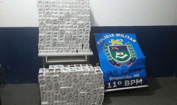 Carca com 392 cigarros é apreendida com casal em microônibus