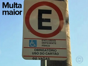 Quem parar em vaga par deficiente cometerá infração grave e terá que pagar multa maior.