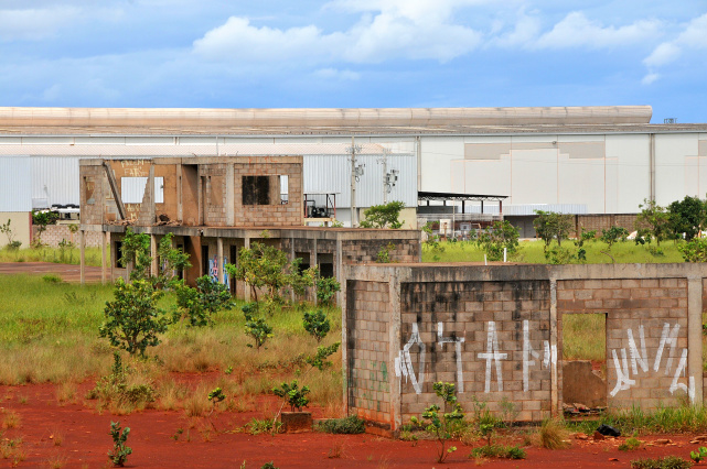Excesso de benefícios fiscais para empresas desfalca Campo Grande Lotes com obras abandonadas ou sequer iniciadas poderão ser retomados pela prefeitura - Foto: Valdenir Rezende/Correio do Estado