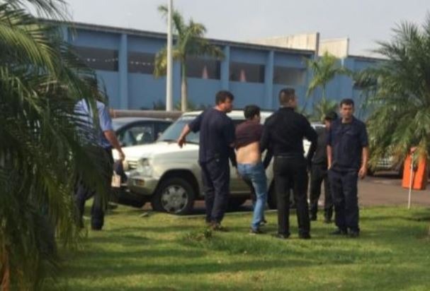 Homem sofre tentativa de homicídio em estacionamento de shopping na fronteira Whatsapp