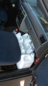 PRF apreende agrotóxicos contrabandeados do Paraguai na BR-463 520 litros de agrotóxico eram levados em Fiat Uno Foto: PRF/Divulgação