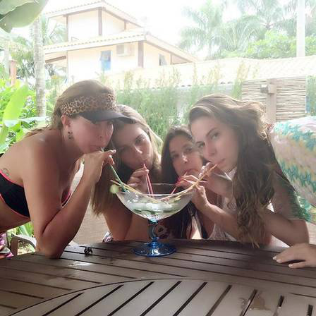 Zilu Godoi passa férias com amigas em praia Foto: Instagram
