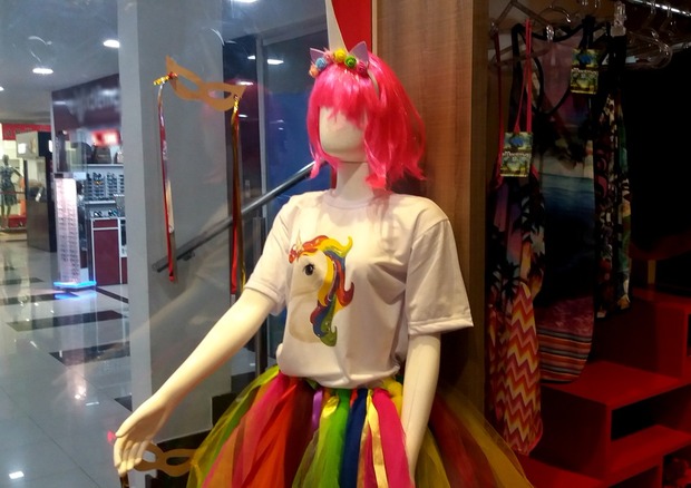 Fantasia de unicórnio lidera vendas para o Carnaval 2018 em Macapá, dizem lojistas