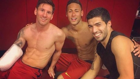 Com curativo no braço de Messi, trio MSN se despede de 2015 em alto astral: ‘Até ano que vem’, diz Neymar O trio Messi, Neymar e Suárez posa para foto no vestiário do Camp Nou Foto: Reprodução / Instagram