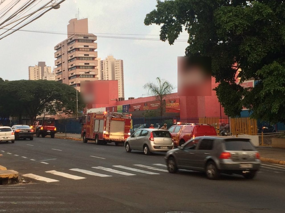 Em pânico, pessoas fogem de ataque de abelhas em frente de hipermercado Bruno Axelson/TV Morena