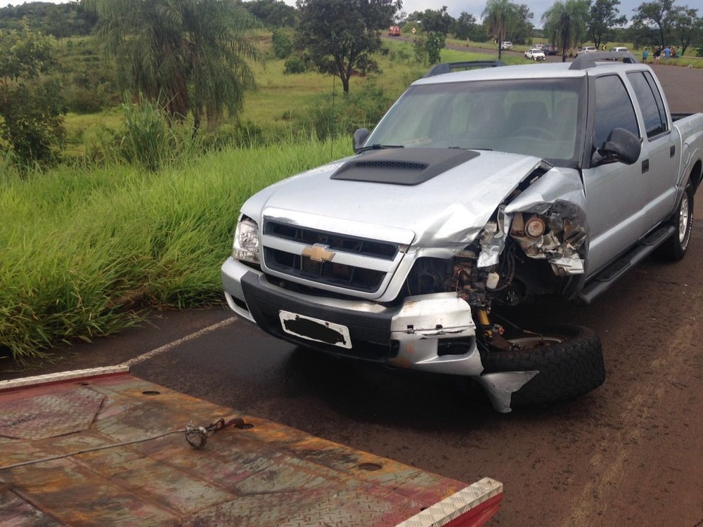 Caminhonete ficou com a lateral destruída (Foto: Flávia Gaudiole)