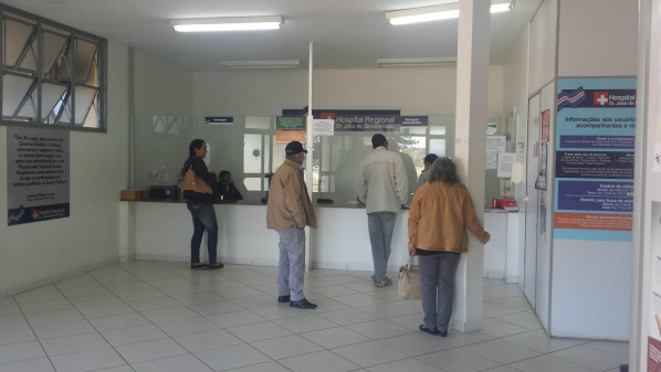 Modernização do Hospital Regional de Ponta Porã garante qualidade e humanização no atendimento Recepção antes da parceria do Governo do Estado com o Instituto Gerir