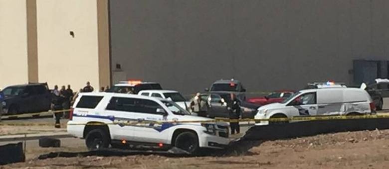 Atiradores deixam dezenas de feridos no Texas, EUA Policia localiza um dos veículos usado por um dos atiradores durante a fuga. Reprodução/Twitter