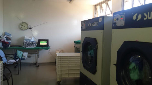 Modernização do Hospital Regional de Ponta Porã garante qualidade e humanização no atendimento Lavanderia antes da modificação