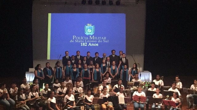 Policiais militares fazem minuto de silêncio por colegas mortos em todo o país PM de MS faz minuto de silêncio por colegas mortos em todo o país (Foto: Ricardo Mello)