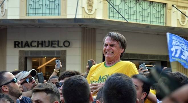 'A facada não me elegeu, eu já estava eleito', diz Bolsonaro Bolsonaro foi esfaqueado em setembro de 2018 em Juiz de Fora, MG. Raysa Leite/Folhapress