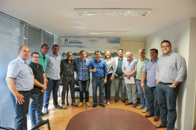 Vereadores recebem Renato Câmara e discutem mais parcerias por Dourados Vereadores de Dourados se reuniram nesta segunda-feira com o deputado estadual Renato Câmara. (Foto: Éder Gonçalves).