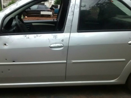 'Falei abaixa e só acelerei', diz rapaz que escapou de 2 atentados em MS Porta do carro da vítima ficou cravada de disparos na primeira tentativa de homicídio contra ele (Foto: Nadyenka Castro/Do G1 MS)