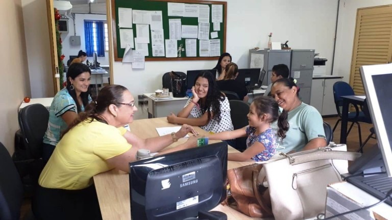 Em ação inclusiva, Semed atende pais de alunos especiais durante matrícula
