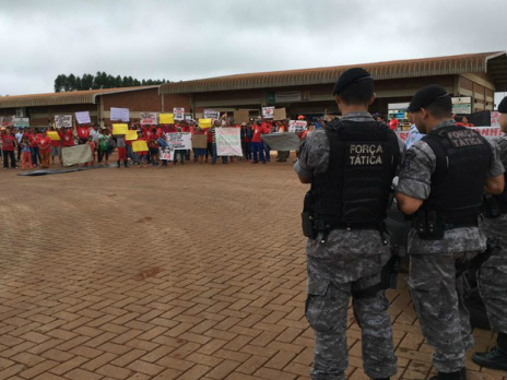 Usina de Bumlai é desocupada após acordo entre Incra e sem-terra em MS PM acompanhou movimentação durante ocupação na usina São Feranando (Foto: Diogo Nolasco)
