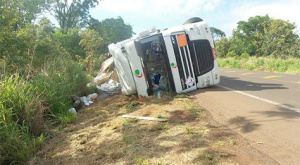 Carreta carregada com defensivos agrícolas tombou na BR-163 - Foto: Arlindo Florentino