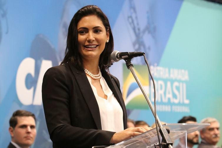 A primeira-dama, Michelle Bolsonaro, fala durante a cerimônia de assinatura do termo de compromisso entre a Caixa Econômica Federal e o Comitê Paralímpico Brasileiro, no Centro de Treinamento Paralímpico. - Rovena Rosa/Arquivo/Agência Brasil
