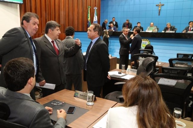 Deputados aprovam proporcionalidade na cobrança de renovação de CNH Deputados aprovaram projetos, durante sessão nesta terça-feira (Foto: Victor Chileno/ALMS)