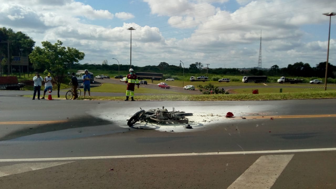 Após atingido por carreta, motociclista morre carbonizado Local isolado pela CCR MS Via, moto queimada. Álvaro Rezende / Correio do Estado