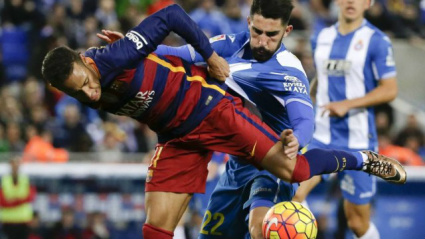 Neymar disputa a bola com Alvaro Gonzalez, do Espanyol: atacante do Barcelona foi alvo de racismo por parte da torcida durante a partida Foto: Emilio Morenatti / AP / 02.01.15