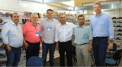 Feira de calçados movimenta economia e mostra potencial da indústria de Mato Grosso do Sul