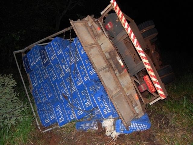 Caminhão carregado com frangos vivos tombado em rodovia - Crédito: (Acácio Gomes/Nova News)

 
