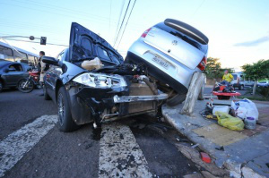 Mesmo com a violência do acidente, as vitimas sofreram apenas escoriações leves. ( Foto: Alcides Neto)