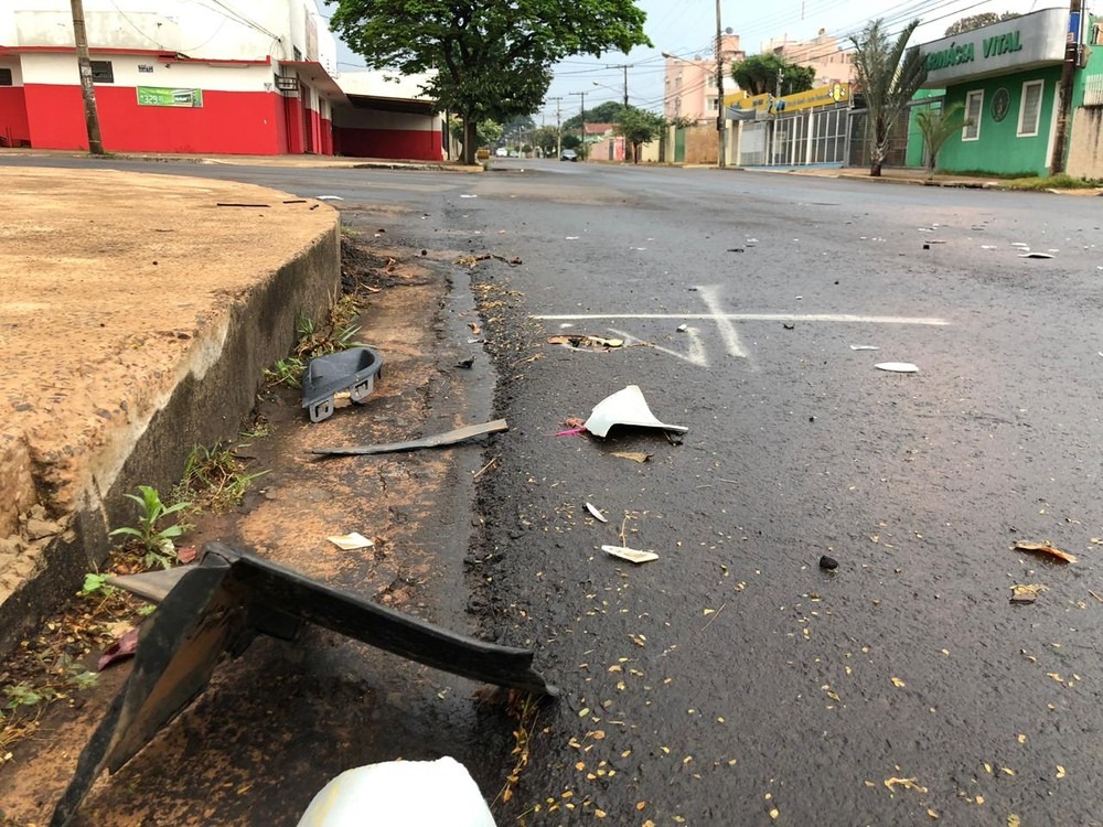 Partes do veículo branco pelo local do acidente. Alysson Maruyama/TV Morena