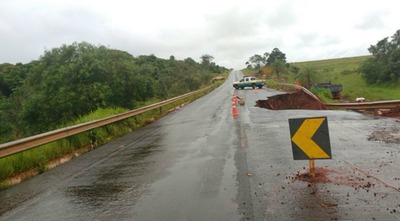Trecho do quilômetro 28 da rodovia MS-141, entre Naviraí e Ivinhema, em MS, que foi parcialmente interditado pelo desabamento de uma pista (Foto: Governo de MS/Divulgação)
