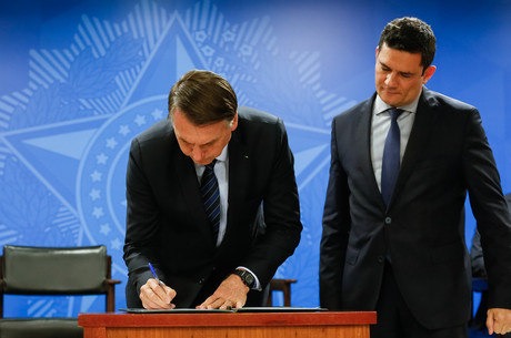 Bolsonaro assina MP que facilitou venda de bens de traficantes
Divulgação/Palácio do Planalto