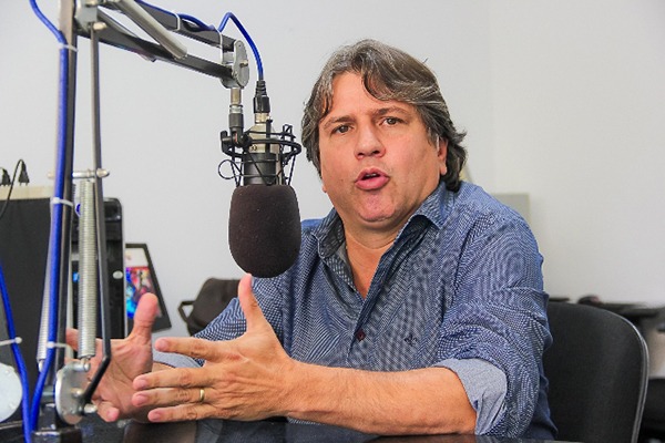 Caravina durante entrevista de rádio. Edson Ribeiro