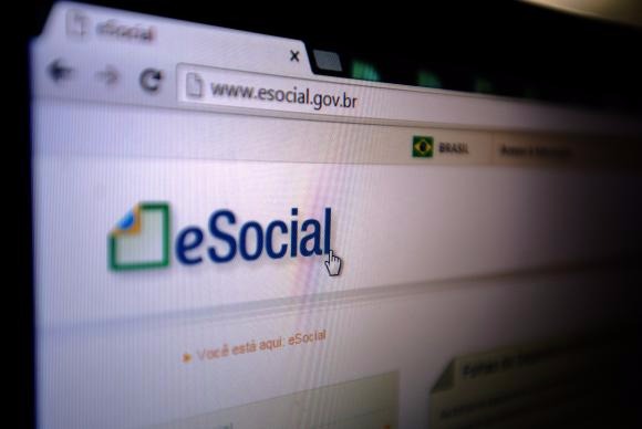 Empregadores domésticos têm até hoje para pagar guia de agosto do eSocial Recolhimento de impostos na contratação dos empregados domésticos pelo eSocial começou em novembro de 2015 -Marcelo Camargo/Agência Brasil