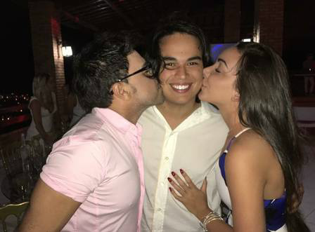 Após viagem com namorada de Zezé Di Camargo, filho de Zilu se declara para a mãe: ‘Sempre vou torcer pela sua felicidade’ gor recebe o carinho de Zezé e da noiva durante o réveillon Foto: Instagram