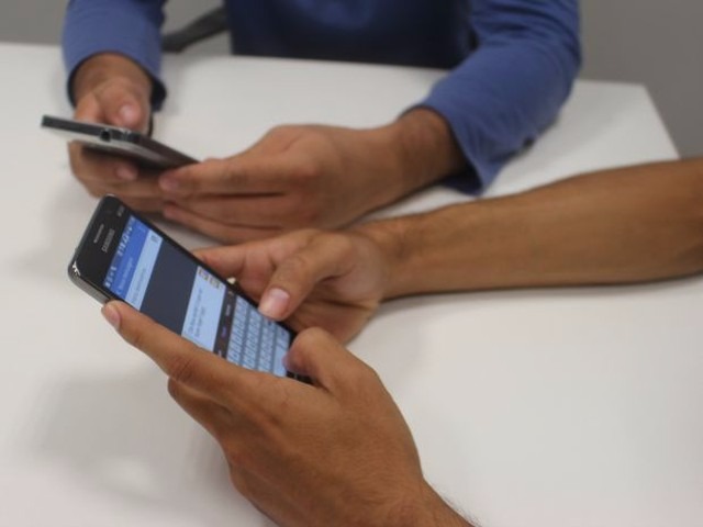 Qual a senha do Wi-Fi? Uma a cada cinco casas conectadas do Brasil usa internet do vizinho Jovens acessam internet no celular por meio do Wi-Fi. (Foto: Adriel Mattos)