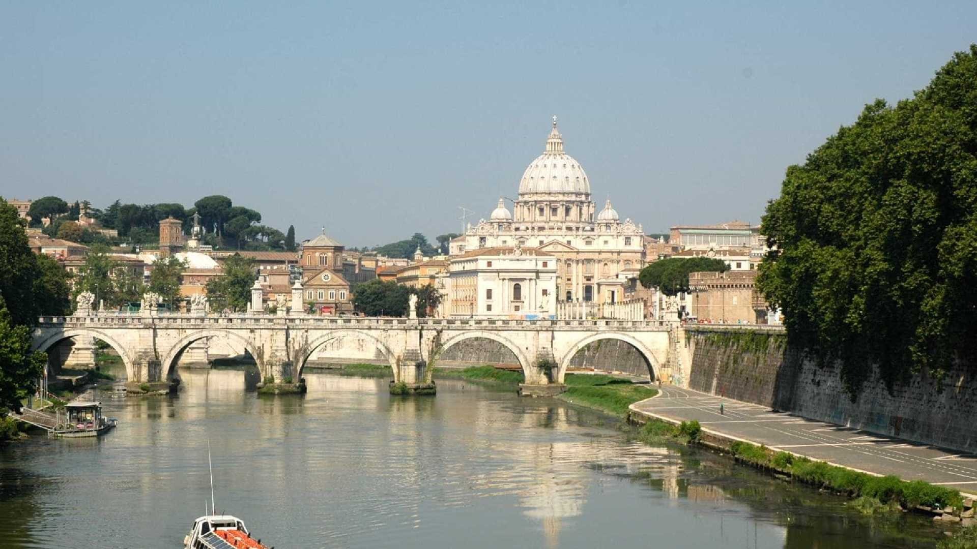 Turista brasileiro morre ao cair de mureta em Roma
