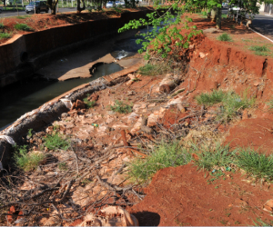 Retomada de obras de drenagem fica para o próximo ano na Capital Plano Diretor de Drenagem tinha o objetivo de conter a erosão no Prosa, o que não ocorreu - Valdenir Rezende