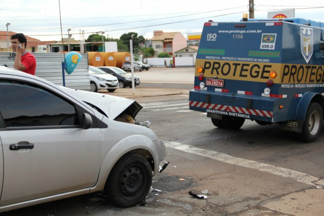 Veículo fica com a frente destruída ao colidir na traseira de carro forte Frente do carro ficou destruída. (Foto: Marcos Ermínio)
