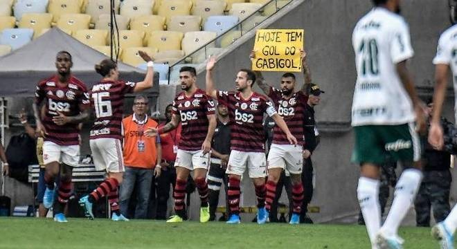 Com 2 de Gabigol, Fla bate Palmeiras e retoma a liderança do Brasileirão Gabigol abre o placar para o Flamengo diante do Palmeiras, no Maracanã. NAYRA HALM/FOTOARENA/ESTADÃO CONTEÚDO