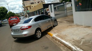 Cabo de energia cai de poste e atinge veículo com duas pessoas em avenida Segundo o resgate, a decisão de não tentar sair do veículo foi abordagem correta adotada pelo casal.(Foto: Cultura FM)