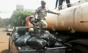 Bombeiros se deslocaram até o 1º Distrito Policial onde auxiliaram a retirar a droga do caminhão - Foto: Osvaldo Duarte