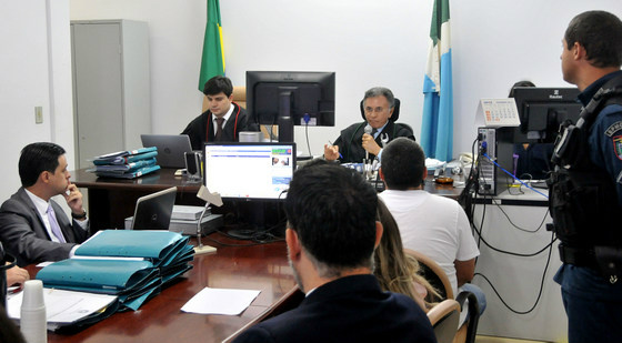 Acusados de tráfico de drogas fretaram avião para "farra" em São Paulo Odacir (camiseta branca) presta depoimento ao juiz Odilon de Oliveira - Foto: Valdenir Rezende / Correio do Estado