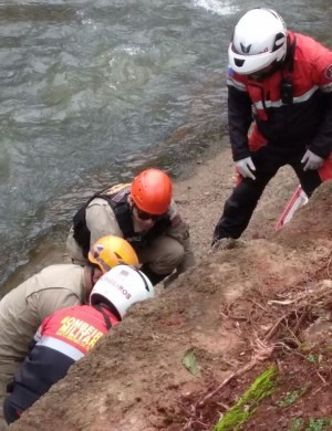 Bombeiros resgatam homem de 42 anos. Valdenir Rezende