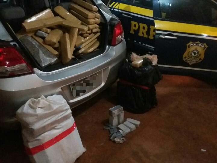 Com baixo efetivo, PRF apreende em média 684 quilos de maconha por dia em MS Apreensão de maconha e munições feita pela PRF. - Divulgação