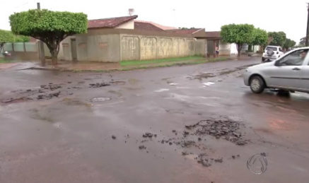 Chuva causa danos em asfaltos, 'fecha' ruas e invade casas na capital Imagem TV Morena
